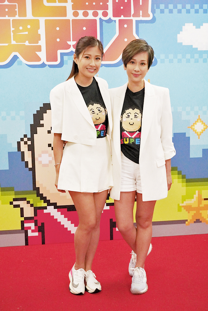 ◆文頌嫻(右)稱專誠穿獎門人肖像Tee，幫志偉一把來搞氣氛。