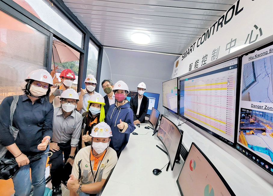 ◆ 俊和建築透過AI 安全監控系統及無綫射頻技術（RFID），當工人誤入危險區或未有戴上安全頭盔時，系統會即時記錄並發出警號。 圖為集團位於曉明街公屋地盤內的「智能控制中心」。