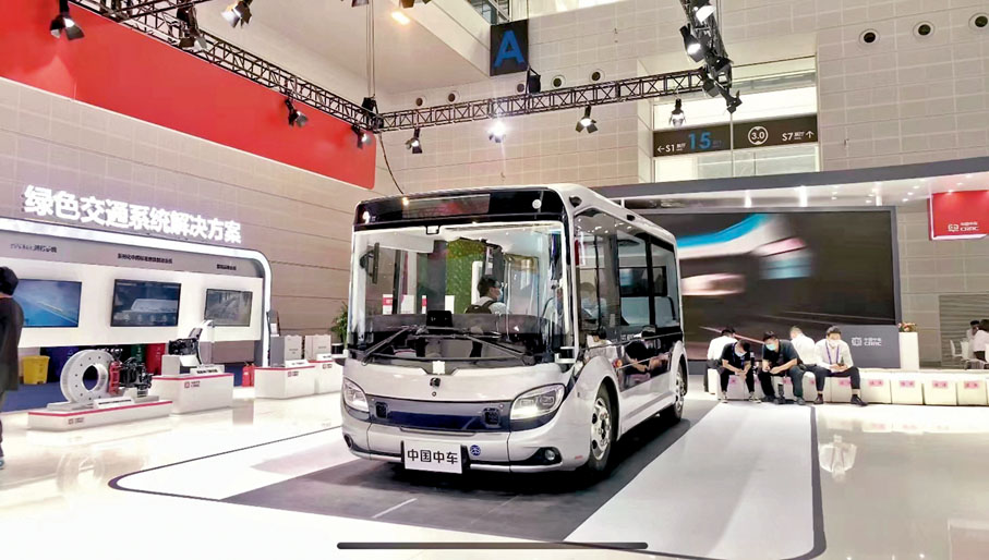 ◆首屆中國天津工業博覽會23日至26日在天津舉行，中國中車L4級無人駕駛微循環巴士小V首次公開亮相。 香港文匯報記者張聰  攝