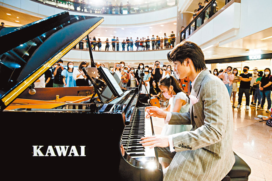 ◆牛牛日前在海港城舉辦音樂分享會，與香港學生四手聯彈。