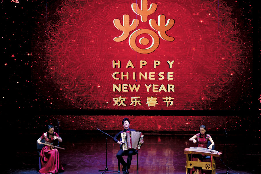 ◆黃志遠（中）2020年出席白俄羅斯「歡樂春節」文化交流音樂會演出。