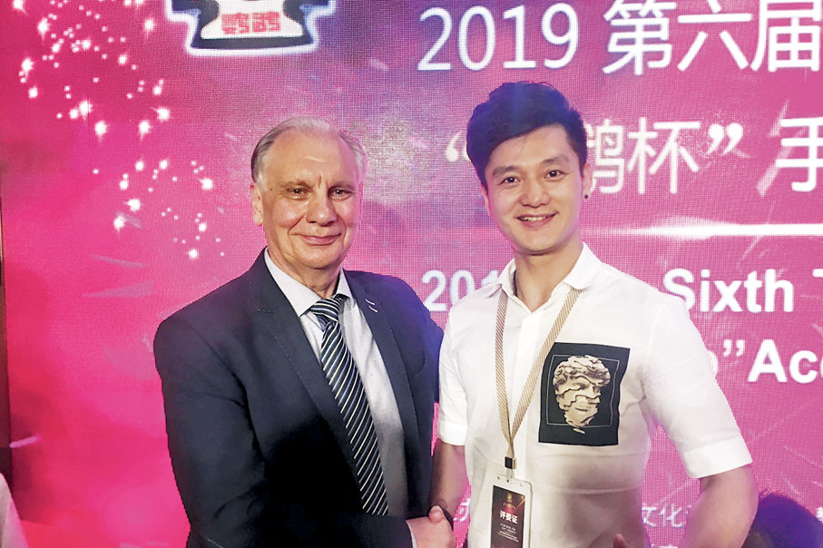 ◆黃志遠（右）2019年在天津與國際手風琴專家謝苗諾夫教授一同擔任某國際手風琴大賽評委。