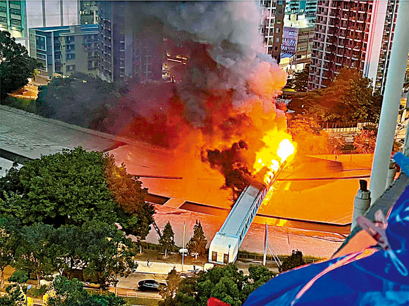 ◆ 中電調查報告認為，橋內橫樑的光管起火，火種跌落通訊電纜引起燒橋事故。 資料圖片