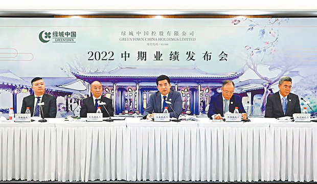 ◆ 左起：綠城中國副總裁李駿、執行董事吳文德、董事會主席張亞東、執行董事及行政總裁郭佳峰、執行董事耿忠強。