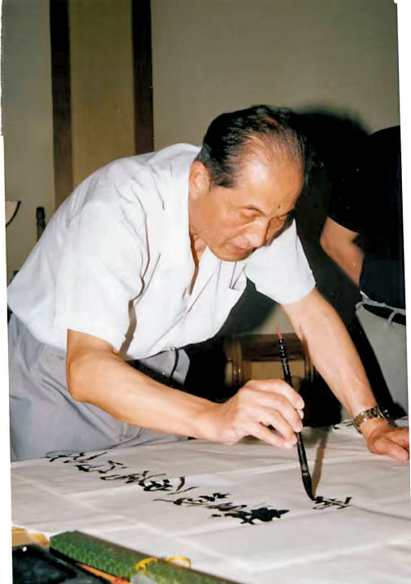 ◆高平業餘時間常寫書法。 作者供圖