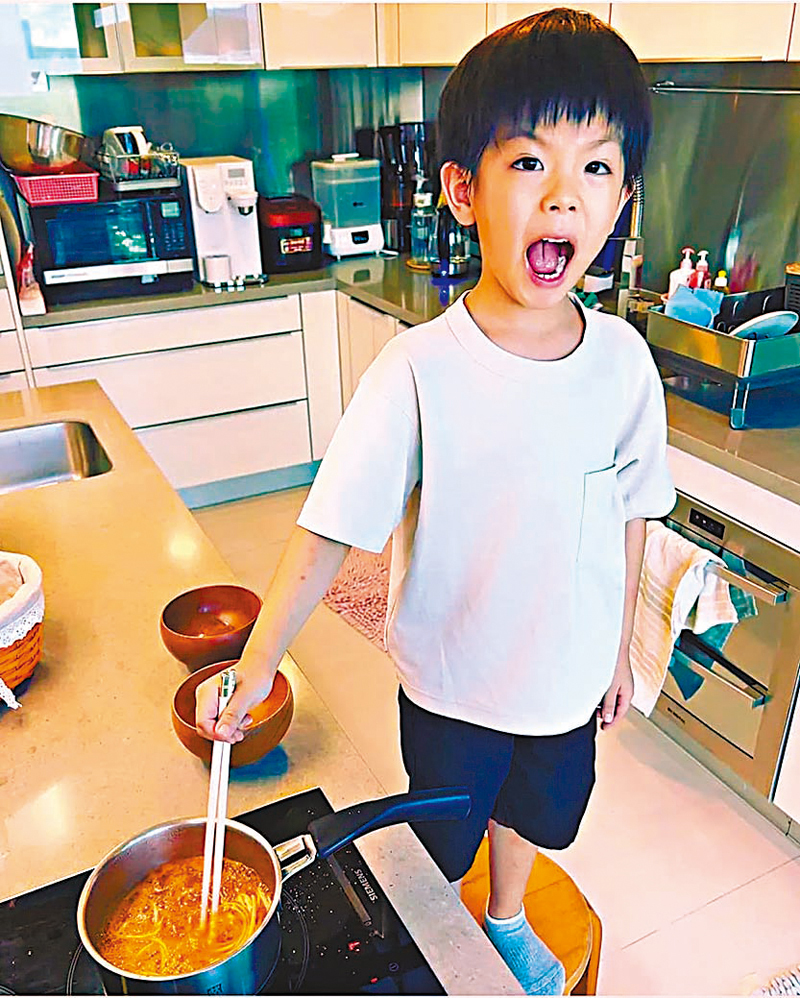 ◆ 5歲的「小春雞」已識煮即食麵。