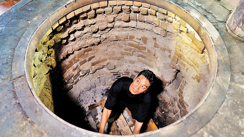 ◆ 黎諾懿在《滿足的味道》中「入坑」體驗高溫燒豬。