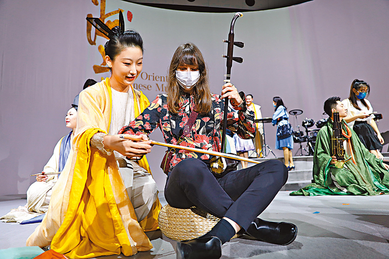 ◆來自法國的樂蓋曦體驗二胡演奏。
