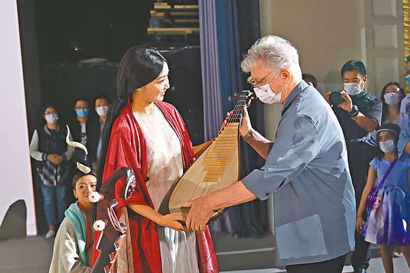 ◆英國知名導演柯文思被演出樂器吸引。