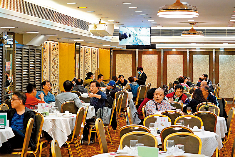 ◆有酒樓負責人表示晚巿生意已下挫三成，中秋當晚原來已乏人訂枱。圖為酒樓晚市。 資料圖片