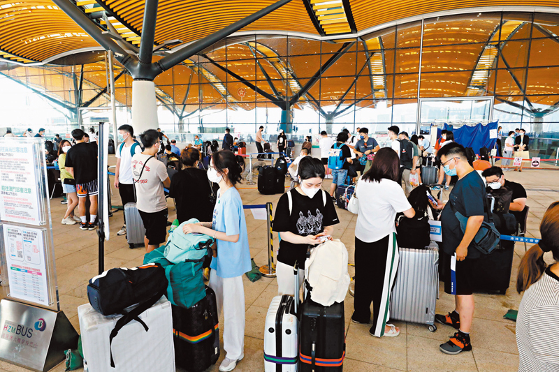 ◆9月開學在即，香港特區政府於早前設立「人文關懷通道」等協助港生北上升學。圖為等待北上的港生。 資料圖片