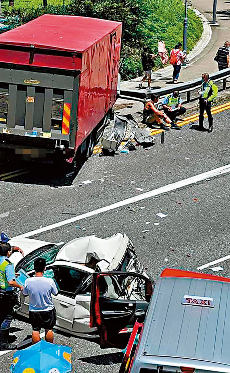 ◆ 本田私家車車尾嚴重凹陷。