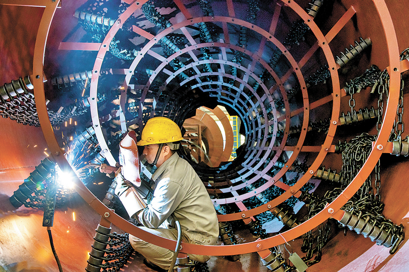 ◆1-7月份，全國規模以上工業企業實現利潤總額48,929.5億元人民幣，同比下降1.1%。圖為福建省泉州市洛江區一家機械製造企業，工人焊接機械產品。 新華社