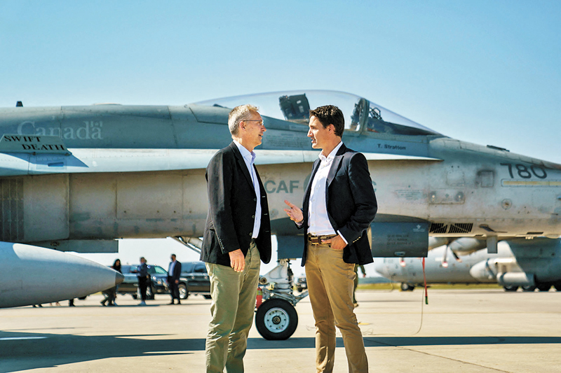 ◆北約秘書長斯托爾滕貝格（左）到訪加拿大位於北極圈內的努納武特地區，與加國總理杜魯多會面。 路透社