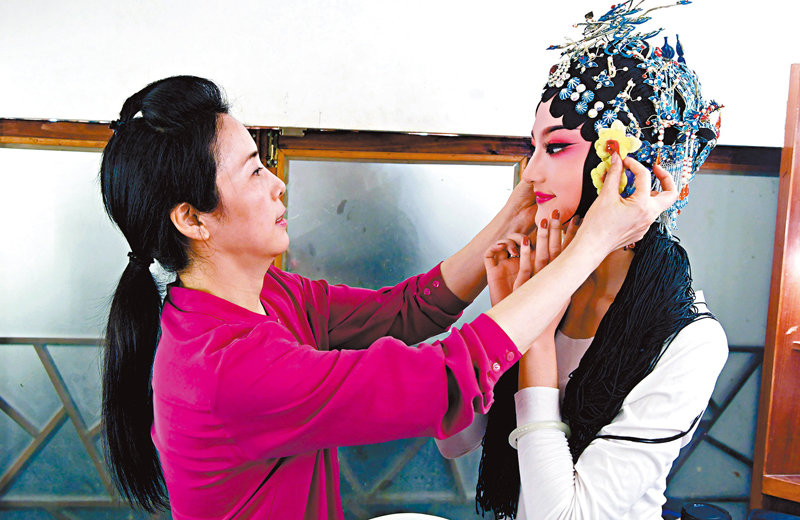 ◆周虹（左）為參加演出的青年演員做指導。