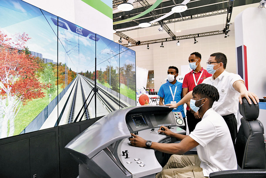 ◆ 9年來中國與「一帶一路」沿線國家合作碩果纍纍。圖為由天津及吉布提院校共建的吉布提魯班工坊在天津展出中國高鐵模擬駕駛系統。該系統正在直接改善吉布提年輕人的就業。資料圖片