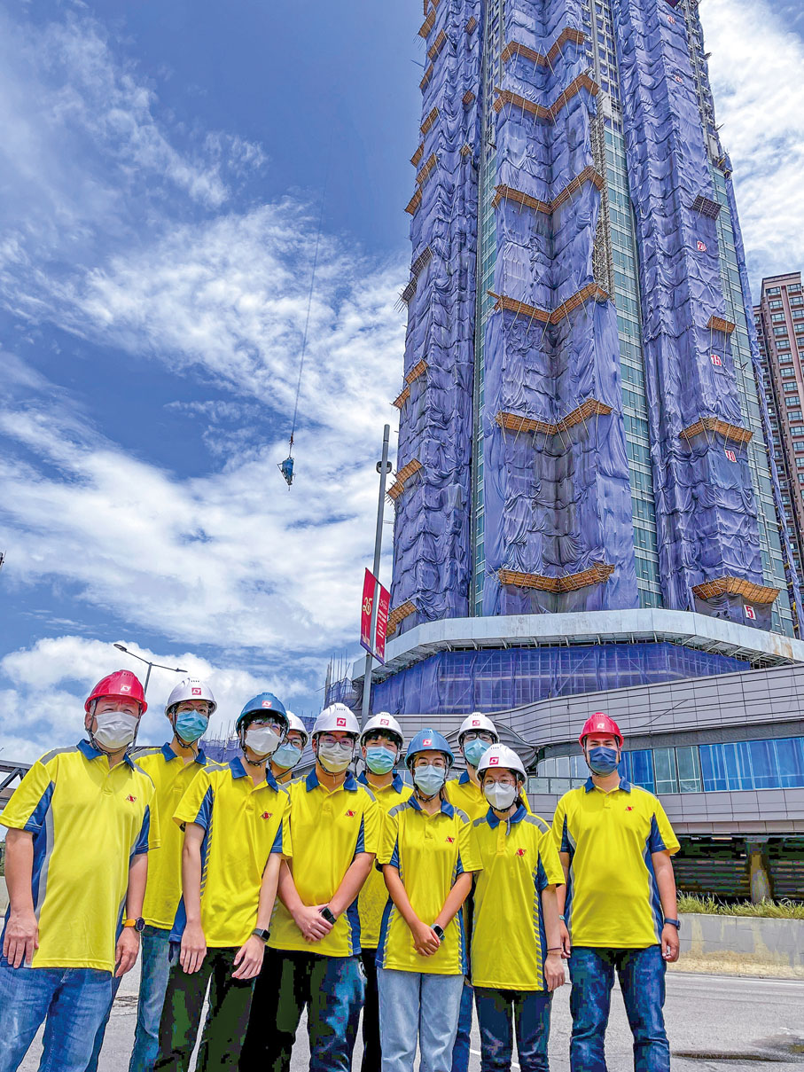 ◆ 新輝安排學員參觀其位於科學園的科研中心，學員更有機會親身學習操作「安裝石矢板牆機械人」。