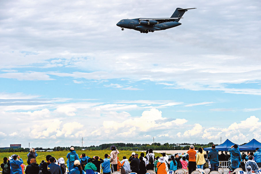 ◆ 26日，在空軍航空開放活動暨長春航空展上，運-20飛機進行單機空中展示。 新華社