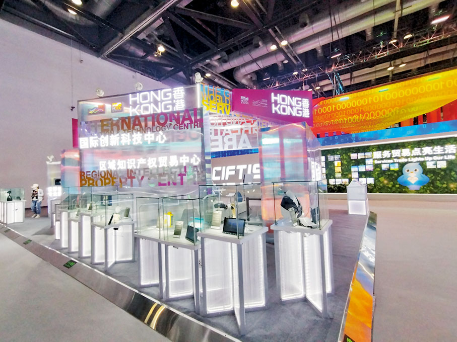 ◆ 白色LED燈打造的香港「名片」是服貿會「香港館」的點睛之筆，極具吸引力。 香港文匯報記者馬曉芳  攝