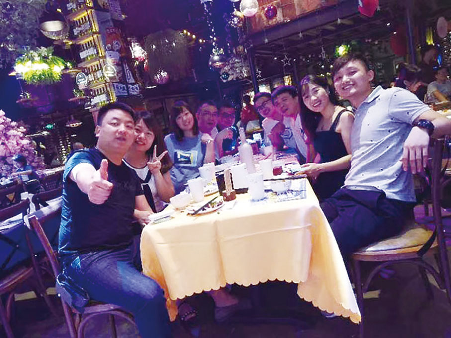 ◆ 圖為在長沙港人聚會，體驗長沙極具特色的夜生活。