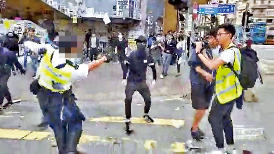 ◆ 一名交通警在處理黑暴堵路期間遭暴徒搶槍,生命受威脅下開槍擊中一名暴青。 資料圖片