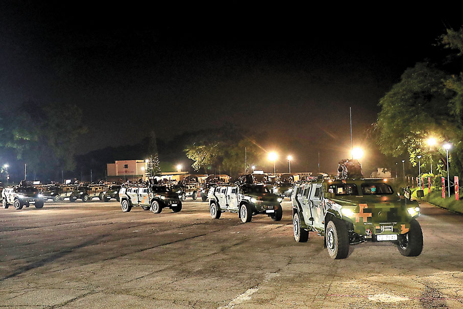 ◆新輪換的陸軍、空軍和海軍部隊依次進港。