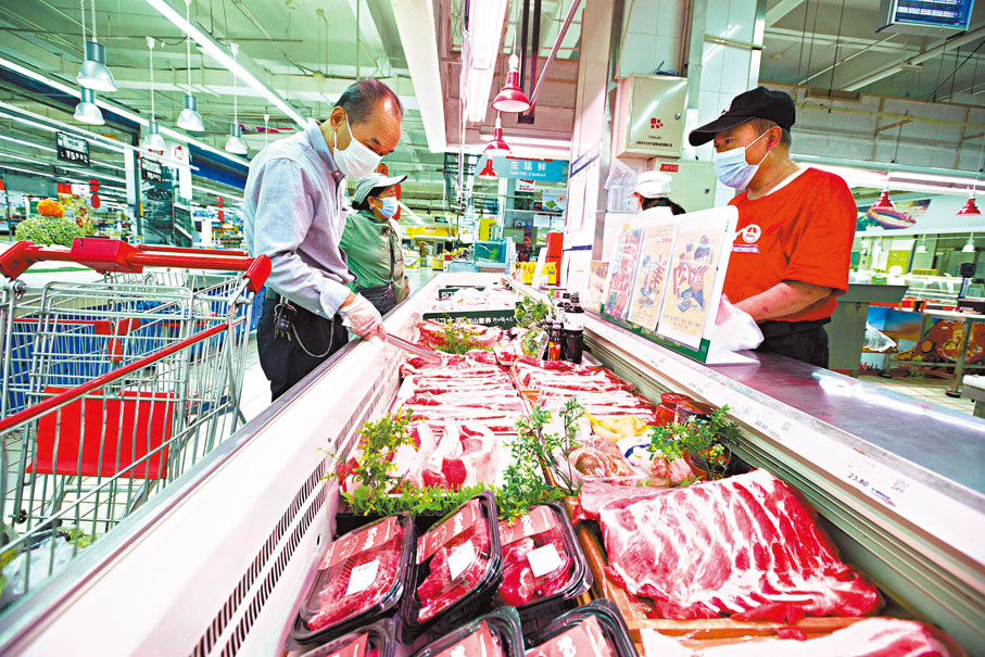 ◆國家發改委8月29日發布消息，自9月份開始分批次投放政府豬肉儲備。圖為山西太原，消費者在超市選購豬肉。  中新社