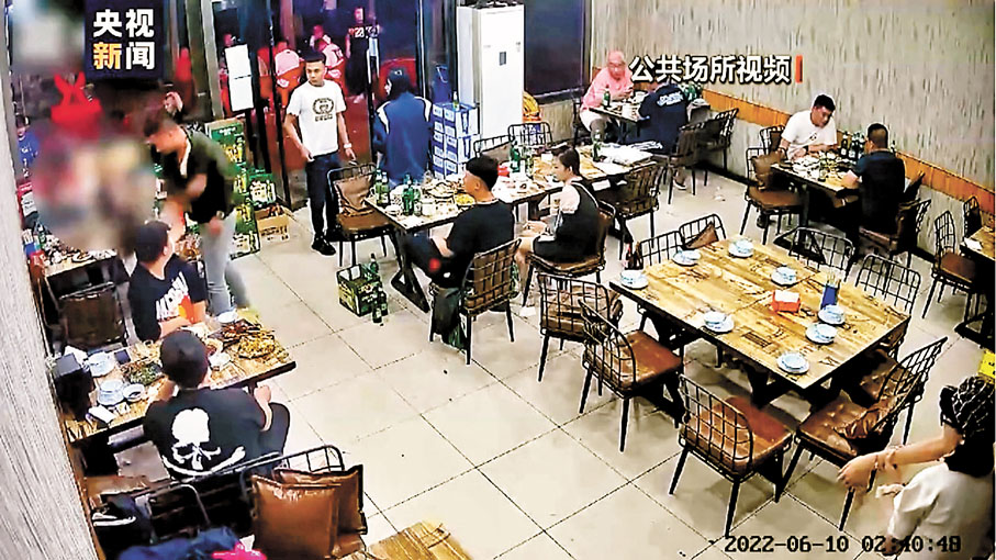 ◆據公共場所視頻顯示，陳某志走近被害人並進行騷擾，遭到拒絕與斥責之後對被害人施暴。 視頻截圖