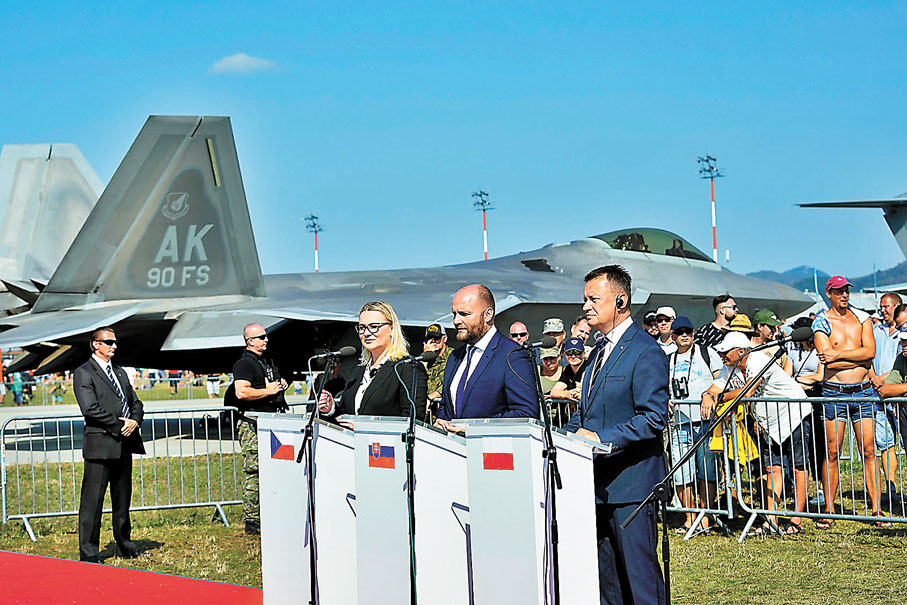 ◆ 斯洛伐克、捷克和波蘭三國防長上周六簽署協議。美聯社