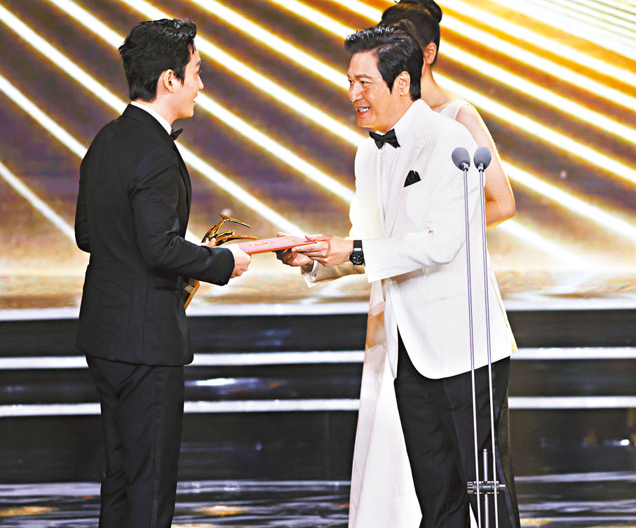 ◆羅嘉良（右）為最佳男主角頒獎。