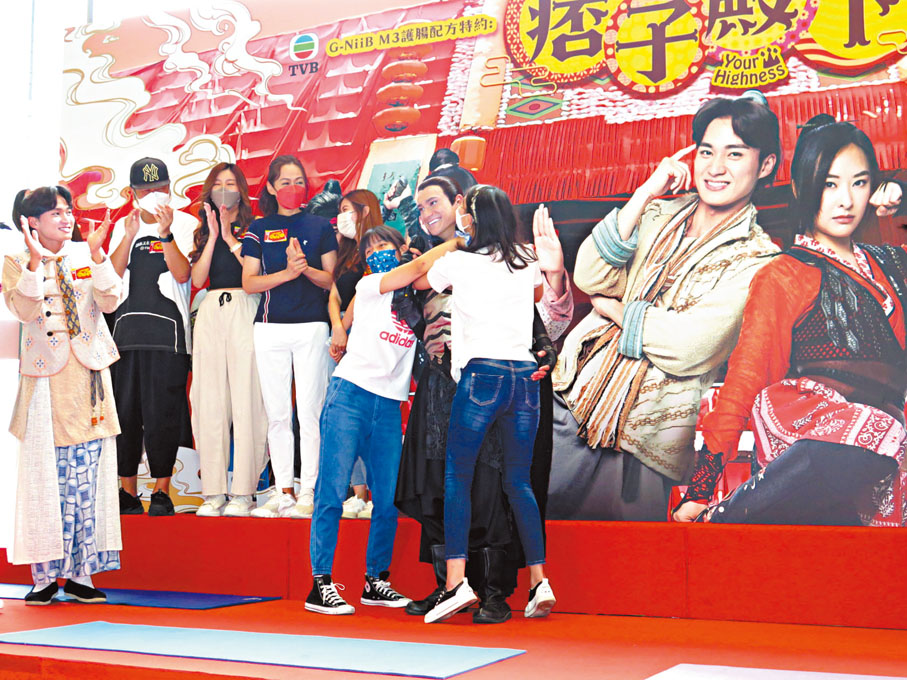 ◆朱敏瀚被熱情女粉絲又攬又錫。