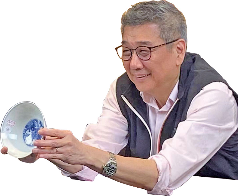 ◆翟健民主持8月27日的永寶齋精選瓷器拍賣晚間專場。