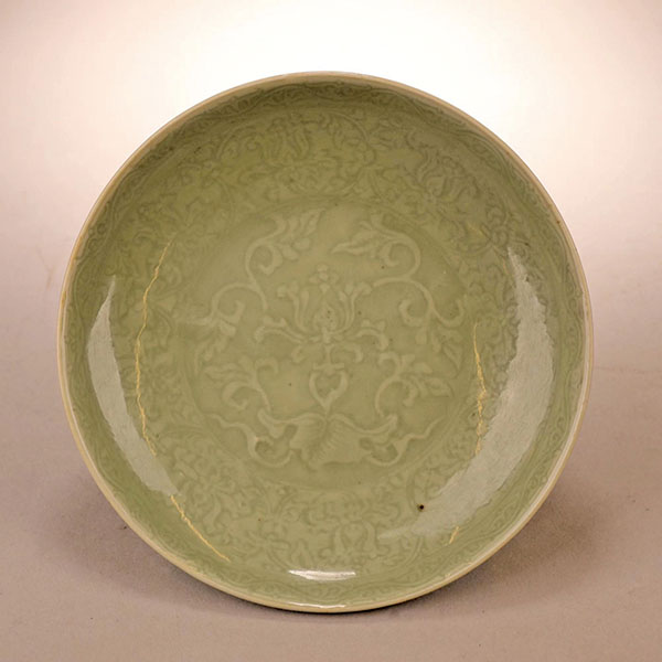 ◆明早期 龍泉窯暗刻花卉盤