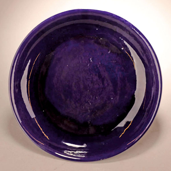 ◆康熙 茄皮紫暗刻海水龍紋盤