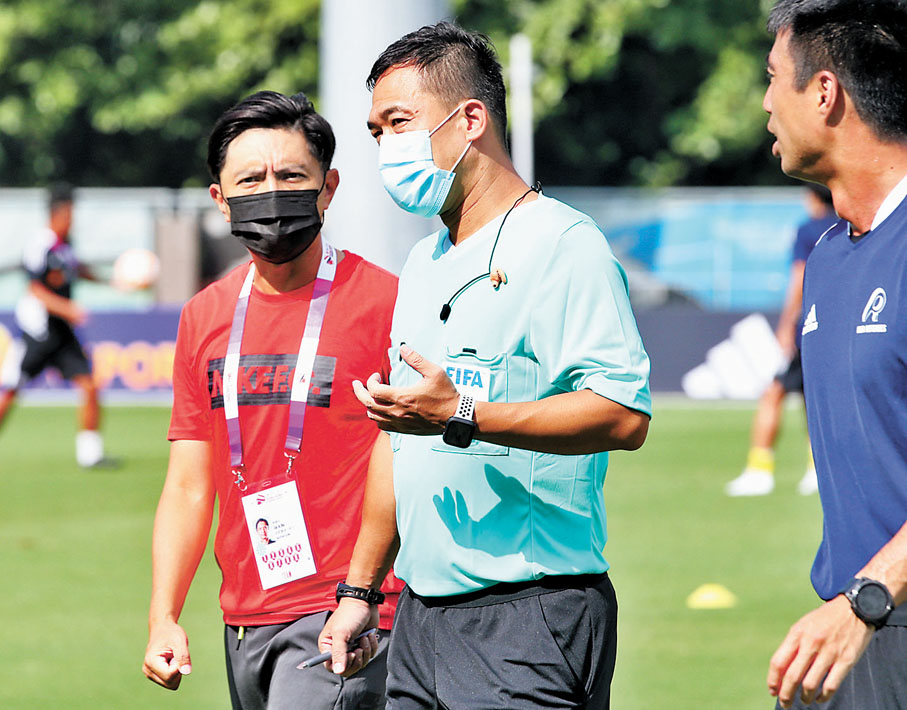 ◆陳曉明（左）賽前曾與廖國文就飲水時間溝通。 香港文匯報記者黎永淦  攝