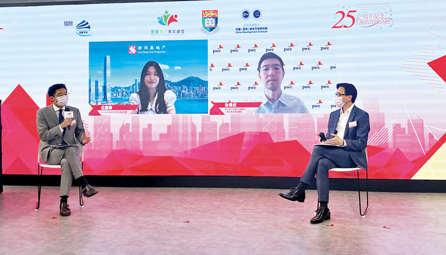 ◆黎祥掀（右）與青年僱員進行視像對話，分享對計劃的看法。香港文匯報記者  攝