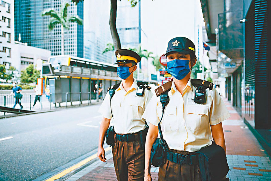 ◆軍裝警員（左圖）及交通督導員（右圖）由明天起於戶外執勤時可戴棒球帽。 警方圖片