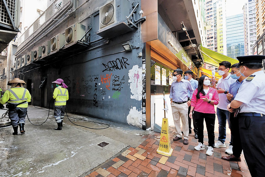 ◆陳穎欣巡視多區黑點的衞生情況。陳穎欣Fb圖片