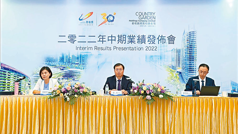 ◆ 莫斌(中)稱，公司對未來市場充滿信心，預計至明年6月，市場應恢復到健康發展階段。左為伍碧君，右為程光煜。