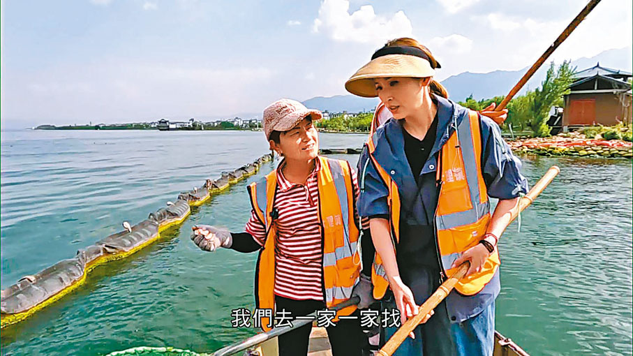 ◆陳貝兒與灘管員李大姐出海執行海上清道夫的工作。