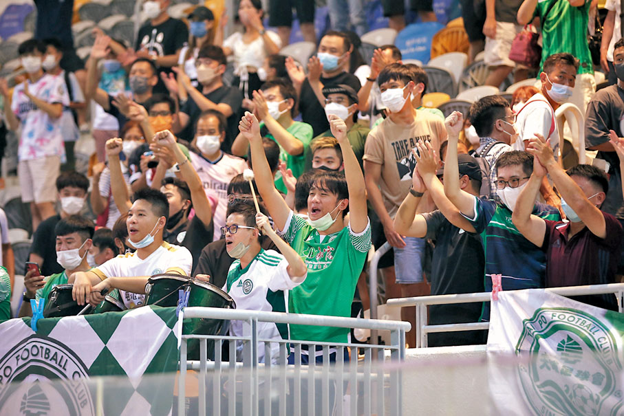 ◆東方龍獅對和富大埔一役，旺角場氣氛熾熱。