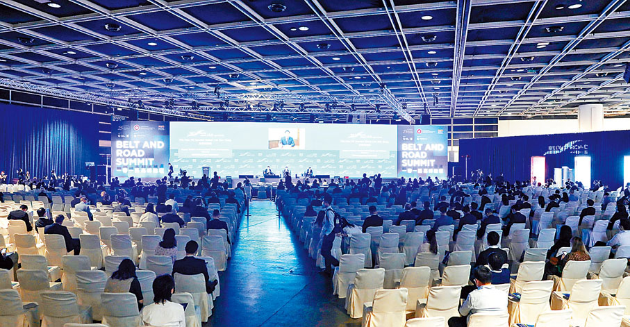 ◆第七屆「一帶一路」高峰論壇昨起一連兩日舉行，論壇首次以線上線下混合形式同步舉行。 香港文匯報記者  攝