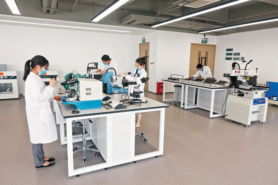 ◆廣東加快大灣區綜合性國家科學中心建設。圖為香港科技大學深港協同創新研究院實驗室。 資料圖片