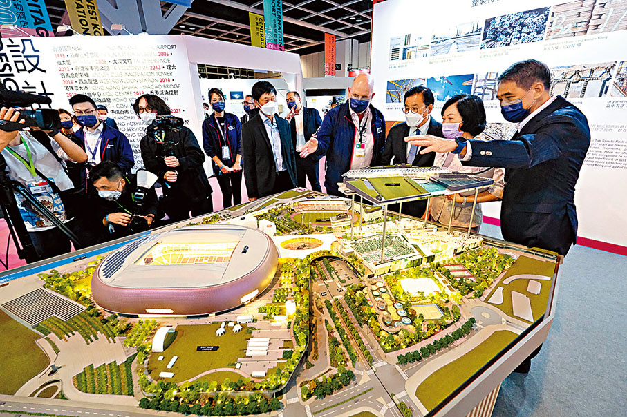 ◆「設計25載」展覽於昨日開幕，嘉賓觀賞有關啟德體育園的建築模型。香港文匯報記者  攝