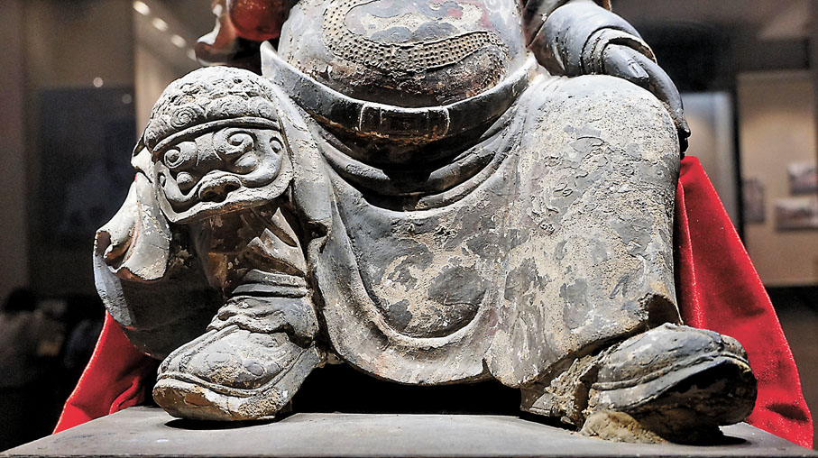 ◆鄭成功坐像整體「文武兼備」，左側服飾盡顯儒生裝扮；但右側又是武將行頭。