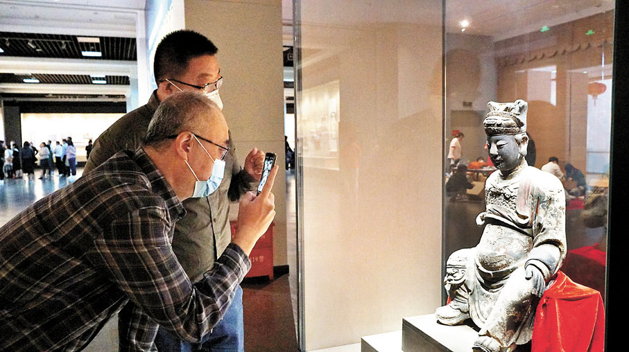 ◆首次對外展出的清泥塑彩繪鄭成功坐像吸引了市民前往觀看。