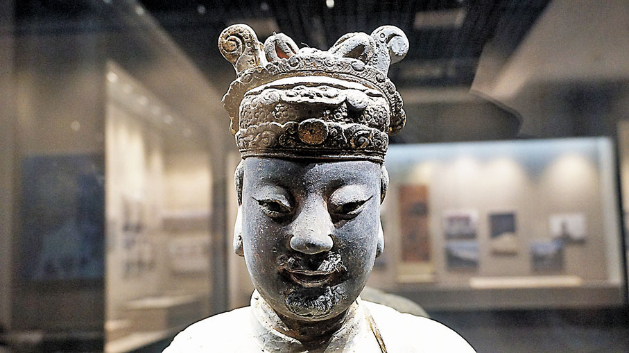 ◆鄭成功素有「白面書生」之稱，但該坐像塑造時臉部有鬍鬚，研究人員推測該泥塑坐像為神像。