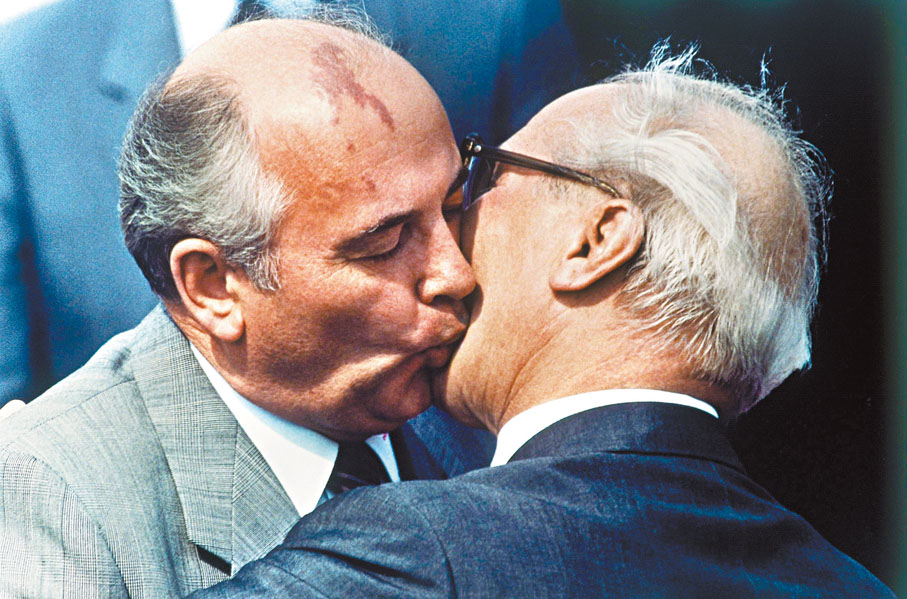 ◆1987年12月8日，戈爾巴喬夫與里根在白宮簽署《中程導彈條約》。路透社