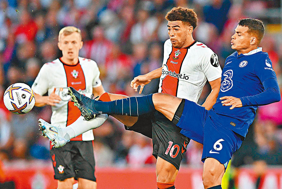 ◆ 車路士後防大將堤亞高施華(右)今仗受到頗大壓力。  法新社