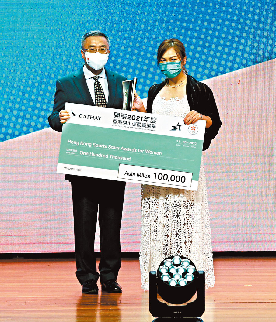 ◆外交部駐港特派員公署署理特派員楊義瑞（左）頒獎予李慧詩。香港文匯報記者黎永淦 攝